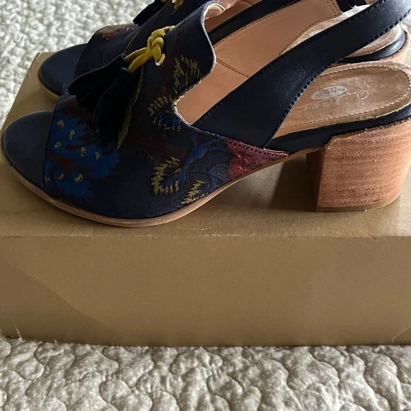 Dr. Scholl’s Meeko, Navy Floral, 3” Stacked Heel Sandal, Size 10 - Picture 4 of 6